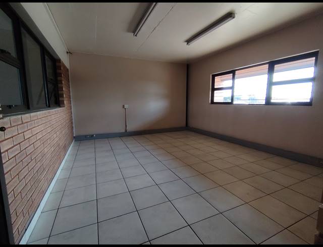 427M² WAREHOUSE TO LET IN AIRPORT PARK